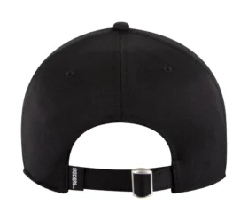 Cappello con logo tono su tono