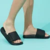 Pantofole sportive con tacco piatto e chiusura in velcro, nero